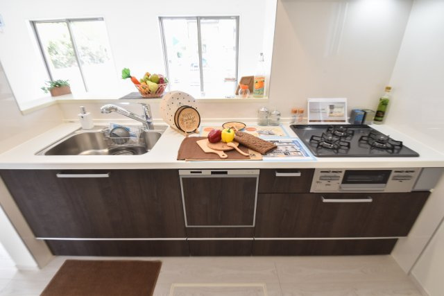 富士見市鶴馬２丁目の新築一戸建のキッチン|ビルトイン食洗器付きです。洗い物の時間を短縮し、家族団らんの時間をゆっくりと過ごしてください。