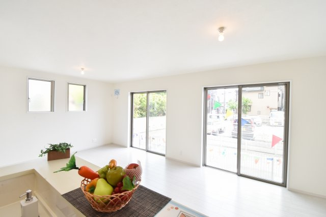 富士見市鶴馬２丁目の新築一戸建の居間・リビング|対面キッチンは、リビングで遊んでいるお子様や、ダイニングで勉強しているお子様をを見守りながらお料理ができます。