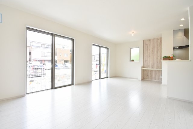 富士見市鶴馬２丁目の新築一戸建の居間・リビング|陽光がたっぷり降り注ぐ明るいリビングです。明るい色のフローリングやホワイトのクロスで室内がより明るく広く感じられます。