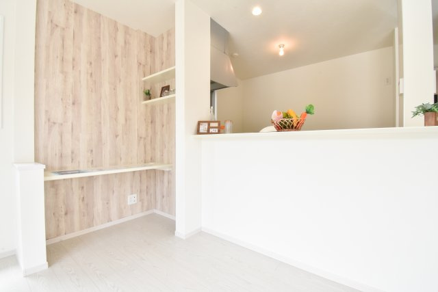 富士見市鶴馬２丁目の新築一戸建の居間・リビング|ダイニングのスタディーカウンターはお子様の学習やパソコンスペースとしてお使いいただけます。