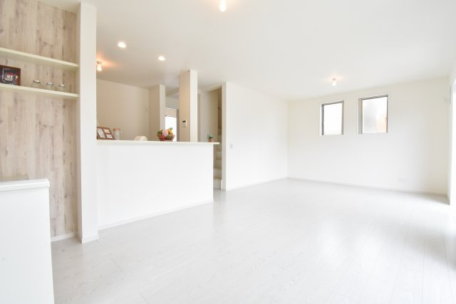 富士見市鶴馬２丁目の新築一戸建の居間・リビング|ホワイトの壁紙に優しい色合いのフローリングは、インテリアによってシンプル・ナチュラル・カントリー・北欧・モダンなど様々なスタイルにお部屋をコーディネートできます。