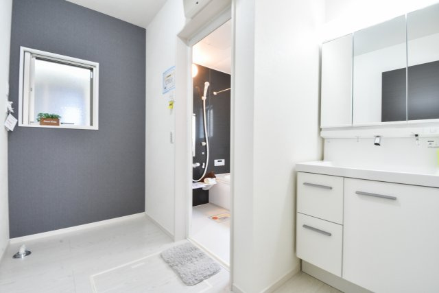 富士見市鶴馬２丁目の新築一戸建の洗面所|三面鏡つきの洗面台。ミラーキャビネットになっているので歯ブラシや洗顔、ヘア用品などたっぷり収納できてスッキリとお使いいただけます。