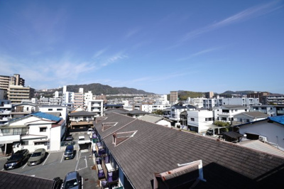 【展望】 | 【上質リフォーム】ソフィスコート庚午北 | 【四季を感じる】
四季の移ろい・爽やかな青空や風を感じられ
自然を愉しめるパノラマビュー。
毎日の暮らしに余裕を感じさせてくれる、
遮る物の無い開放的な眺望を是非、ご堪能ください。