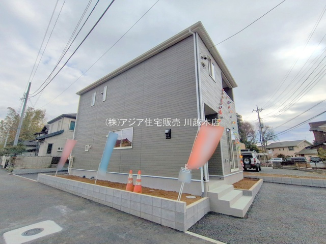 月々8万円台～　新築戸建　川越市大塚　第6の前面道路含む現地写真|1号棟　前面道路との接道幅が広い為お車の出し入れもラクラクです♪