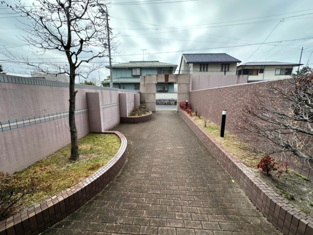 ラビデンス守山町南のその他|マンション入口には緑があり、季節の移り変わりを感じられます♪