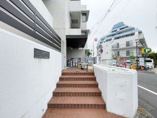 【エントランス】 | お客様を、そして住人を出迎えてくれるマンションのエントランス。ゴミが落ちていないことからも、管理状態の良さや住民の節度の高さが見て取れます。～即日のご見学可能～　お問合せはお気軽にどうぞ。

