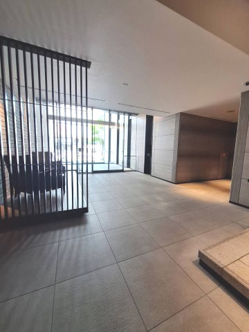 イニシア横浜桜木町のロビー