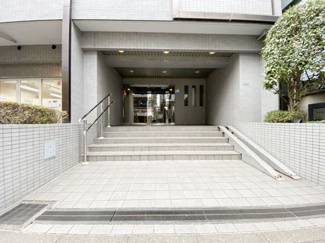 【エントランス】 | お客様を、そして住人を出迎えてくれるマンションのエントランス。ゴミが落ちていないことからも、管理状態の良さや住民の節度の高さが見て取れます。～即日のご見学可能～　お問合せはお気軽にどうぞ。