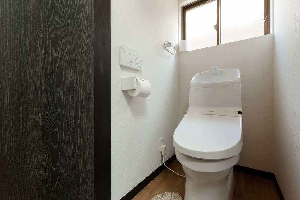 吉田下阿達町戸建住宅のトイレ|落ち着いた色調のトイレです