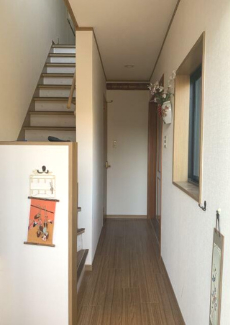 【オーナーチェンジ物件】鹿ケ谷桜谷町戸建の玄関|シンプルで使いやすい玄関です