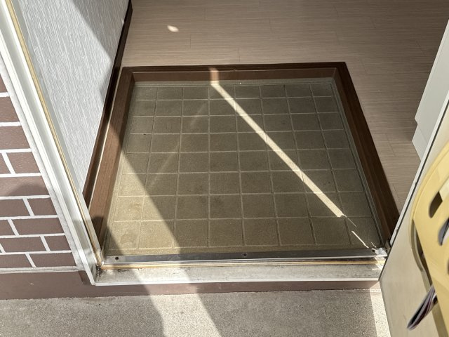 サンシティー北新在家　B棟の玄関