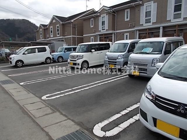 メゾン・ド・リーヴＢの駐車場|敷地内に駐車場も完備!(^^)!