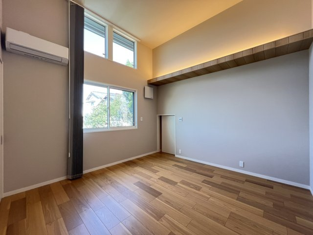 西片町戸建ての洋室