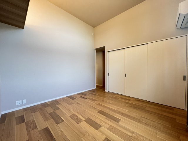 西片町戸建ての洋室