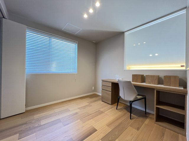 西片町戸建ての洋室