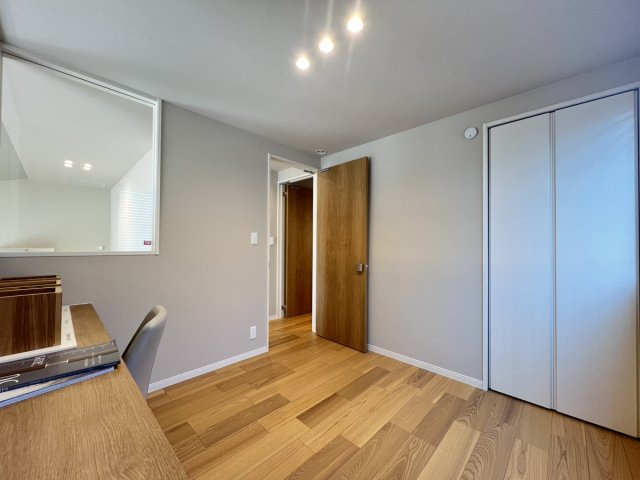 西片町戸建ての洋室