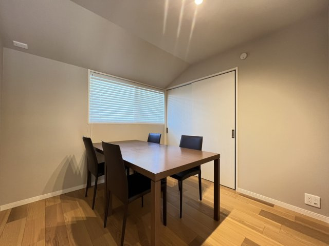 西片町戸建ての洋室