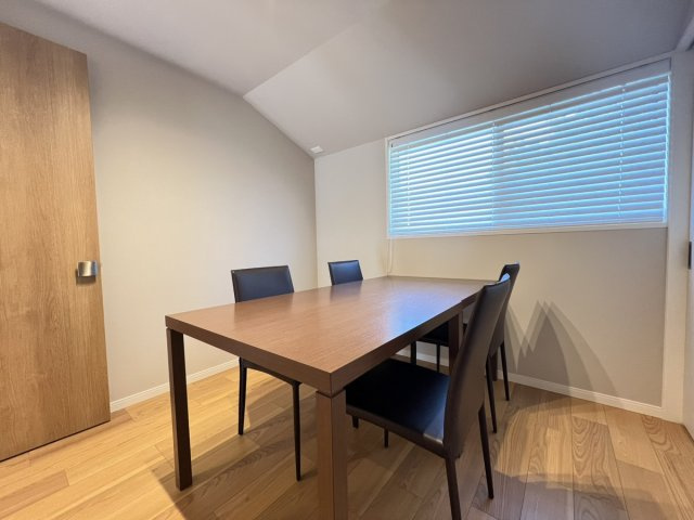 西片町戸建ての洋室