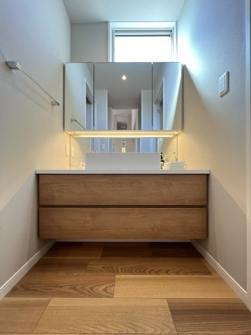 西片町戸建ての独立洗面台