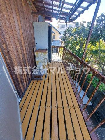 新万売り家のバルコニー|開放的で明るい空間を演出してくれるバルコニーです