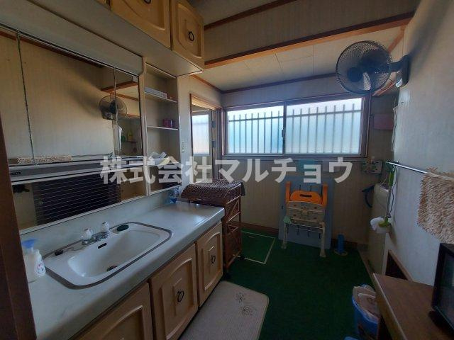 新万売り家の独立洗面台|独立洗面化粧台が付いています