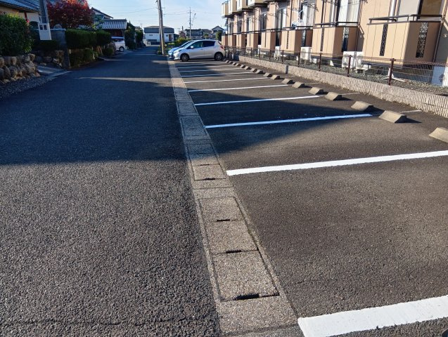 ルミナス若狭　２棟の駐車場