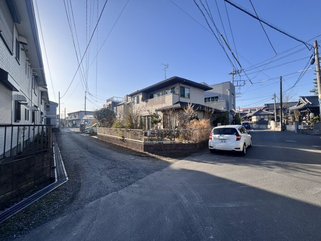 1号棟　越谷市登戸町　新築戸建て　全2棟の前面道路含む現地写真