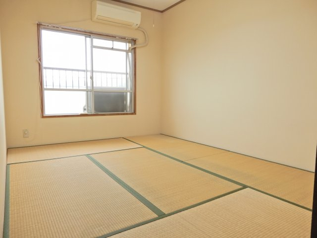 磐手ハイツの洋室
