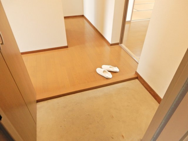 磐手ハイツの玄関
