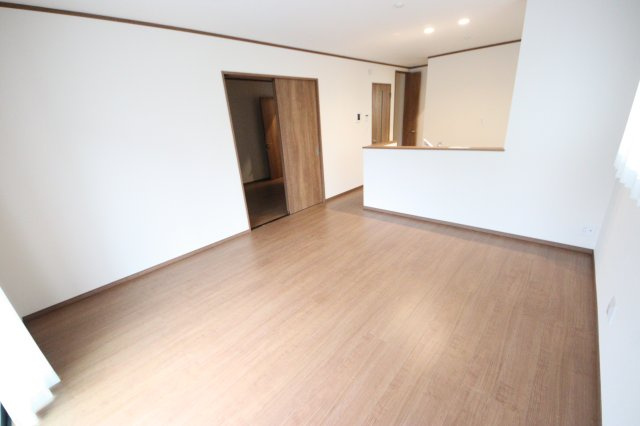 【居間・リビング】 | 《仲介手数料無料》緑区宮本２丁目29-6(B号棟)新築一戸建てハートフルタウン | 撮影日 2025年5月25日 15:50 晴れ