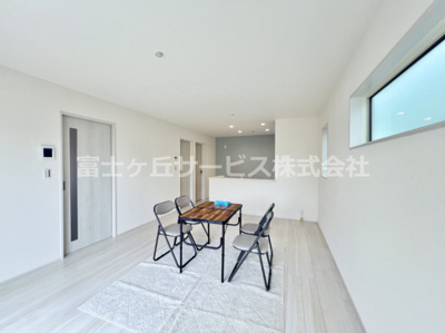 【居間・リビング】 | 富士市松岡 新築一戸建て 2号棟 | 16帖のリビングダイニングです