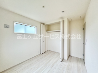 【洋室】 | 富士市松岡 新築一戸建て 2号棟 | 多目的に使用可能なストレージルームです