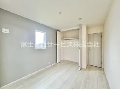 【洋室】 | 富士市松岡 新築一戸建て 2号棟 | 多目的に使用可能なストレージルームです