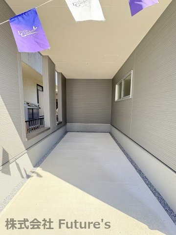 吉川市保　新築戸建　全1棟の駐車場|大切なお車を雨から守れるガレージタイプの駐車場です