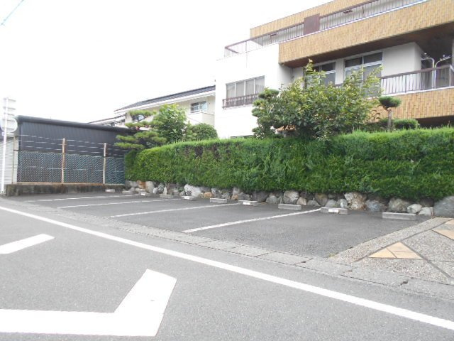 ソシエ２２１の駐車場