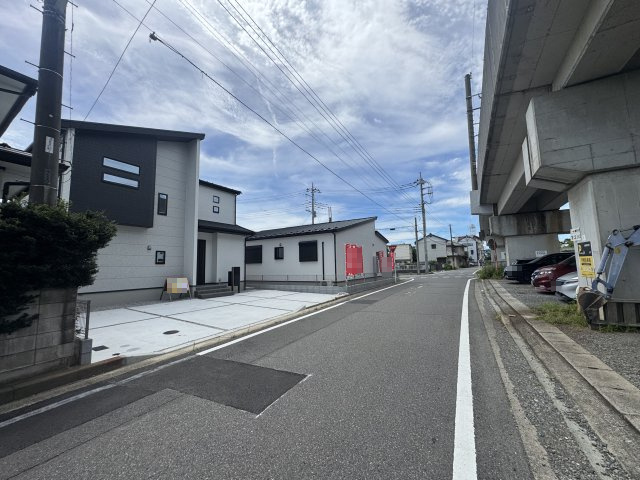 新築　前橋市南町　2号棟の前面道路含む現地写真|現地写真　北側接道幅員約6ｍ
