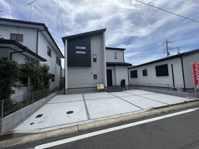 新築　前橋市南町　2号棟の駐車場|現地写真　 駐車スペース広々！建物北側に並列で３台置けます♪