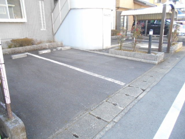 ソシエ２２１の駐車場