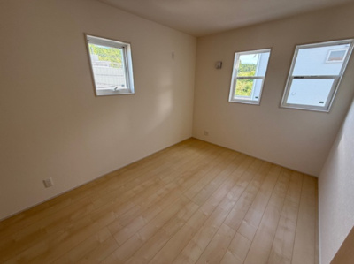 【洋室】 | 紫波二日町山子 | 白い壁の部屋は、明るく開放的な雰囲気をつくり広く感じられるのが魅力です