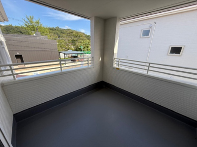 【バルコニー】 | 紫波二日町山子 | キャンプ用の椅子やテーブルを置いてお家キャンプが楽しめます