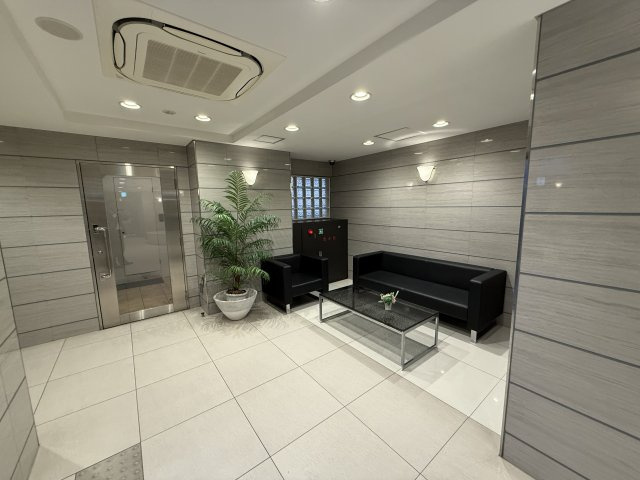 イーグルコート烏丸御池のエントランス|来客をエントランスで対応することも可能なエントランス。