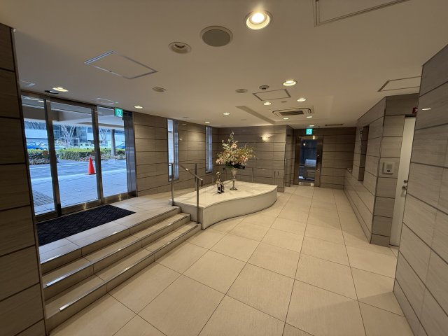 イーグルコート烏丸御池のその他共用部分|オシャレなエントランスです。