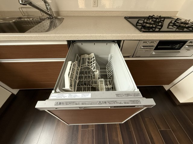 イーグルコート烏丸御池のキッチン|食洗機付きのシステムキッチンです。