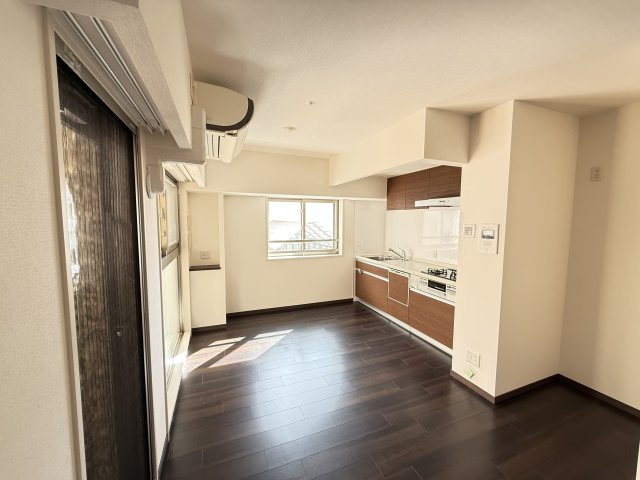 イーグルコート烏丸御池の居間・リビング|約9.6帖のダイニングキッチンです。採光部分が多く日当り良好です。