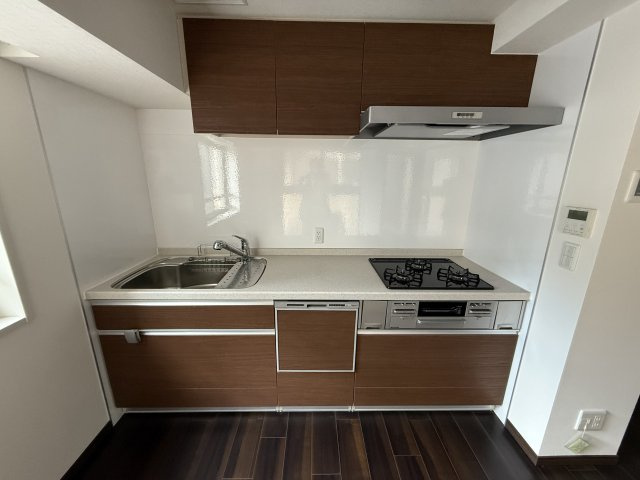 イーグルコート烏丸御池のキッチン|3口ガスコンロのシステムキッチンです。食洗機付きです。