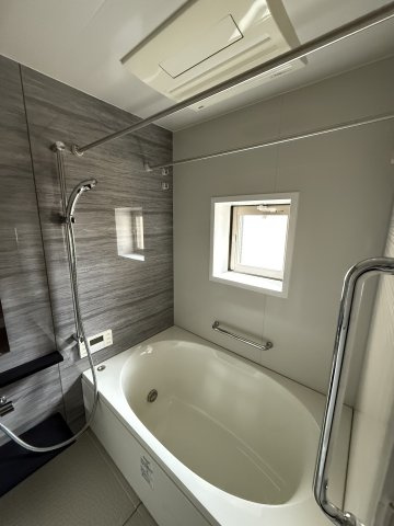 イーグルコート烏丸御池の浴室|浴室に窓がございます。