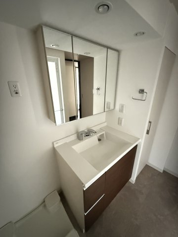 イーグルコート烏丸御池の独立洗面台|三面鏡の独立洗面台です。