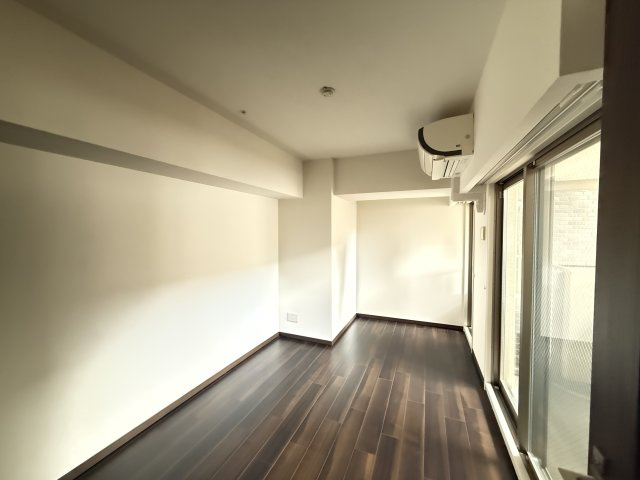 イーグルコート烏丸御池の洋室|約7.2帖の洋室からバルコニーへ出入り出来ます。