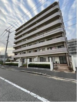 【外観】 | 【上質リノベ】Jcity井口 | 【耐震性】
耐震性の高さを判断するポイントは、
建築確認申請日が1981年6月1日以降の
新耐震基準に適合しているかどうか。
震度６程度の大地震でも
建物が崩壊しないレベルが基準になりました。