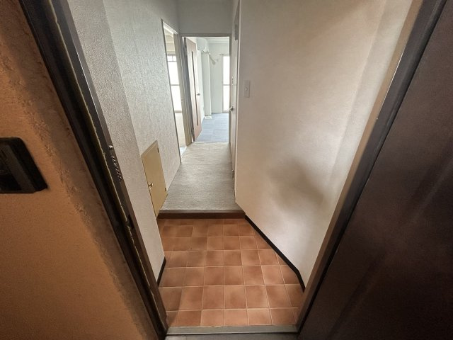 グランドハイツ西浜の玄関